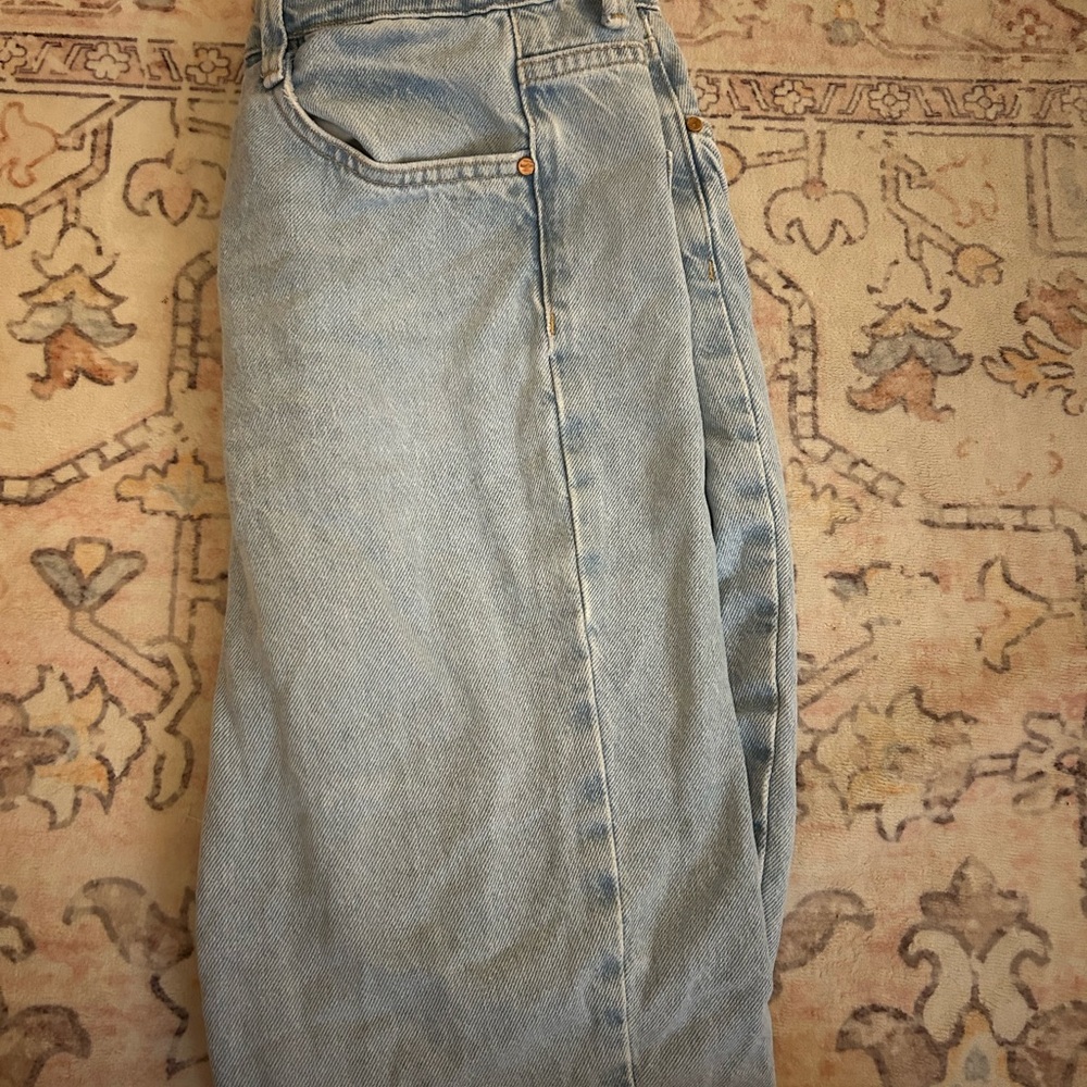 Barely worn Zara High-Rise Straight-Leg light wash Denim Jeans - Size 6